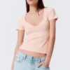 Camiseta entallada con cuello en V profundo – Rosa empolvado Camiseta entallada con cuello en V profundo – Rosa empolvado