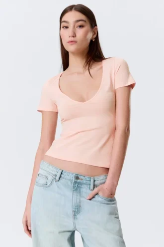 Camiseta entallada con cuello en V profundo – Rosa empolvado