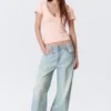 Camiseta entallada con cuello en V profundo – Rosa empolvado Camiseta entallada con cuello en V profundo – Rosa empolvado