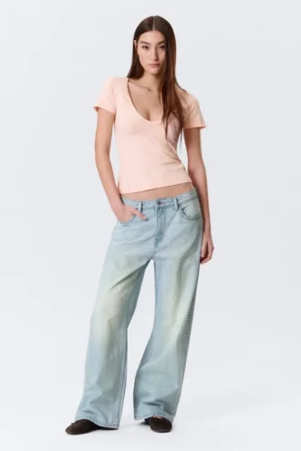 Camiseta entallada con cuello en V profundo – Rosa empolvado