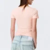 Camiseta entallada con cuello en V profundo – Rosa empolvado Camiseta entallada con cuello en V profundo – Rosa empolvado