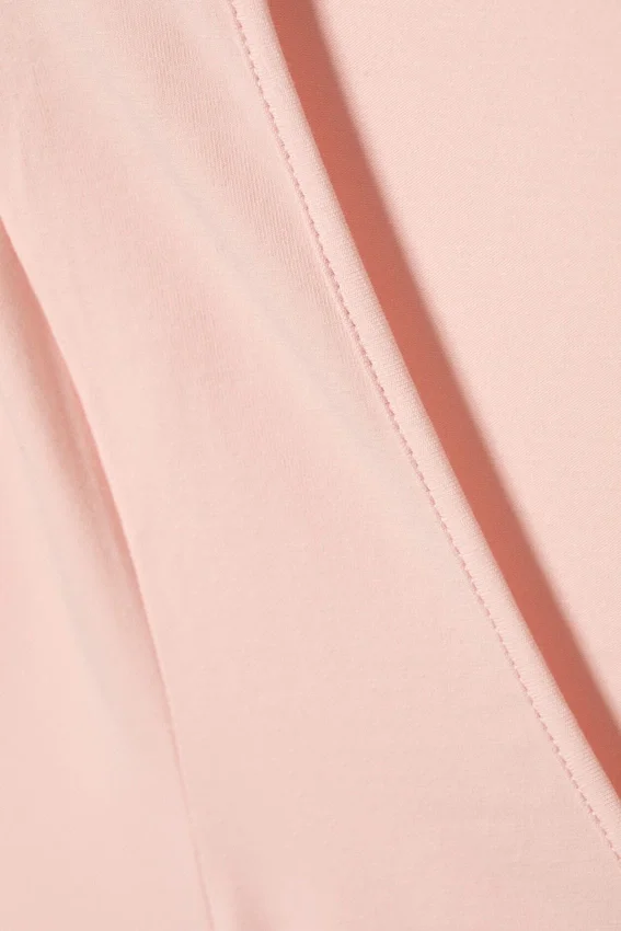 Camiseta entallada con cuello en V profundo – Rosa empolvado Camiseta entallada con cuello en V profundo – Rosa empolvado