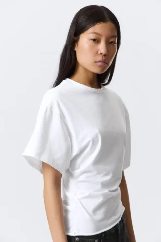 Camiseta entallada con drapeado – Blanca