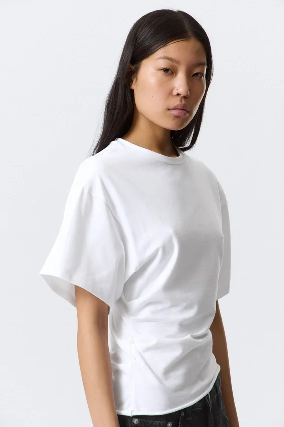 Camiseta entallada con drapeado – Blanca Camiseta entallada con drapeado – Blanca