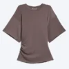 Camiseta entallada con drapeado – Dusty Plum Camiseta entallada con drapeado – Dusty Plum