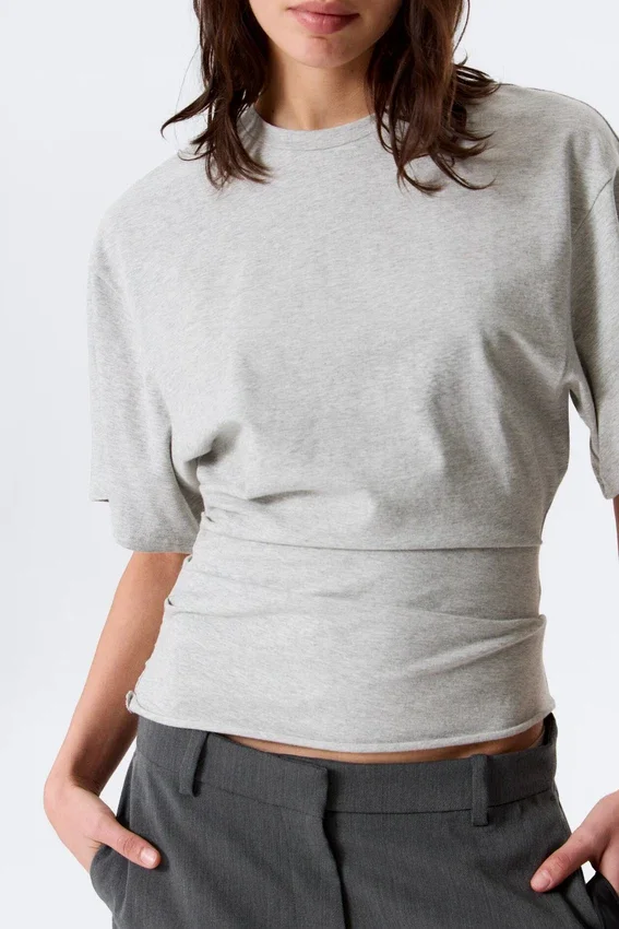 Camiseta entallada con drapeado – Gris jaspeado Camiseta entallada con drapeado – Gris jaspeado