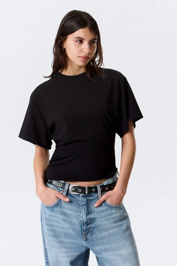 Camiseta entallada con drapeado – Negro Camiseta entallada con drapeado – Negro