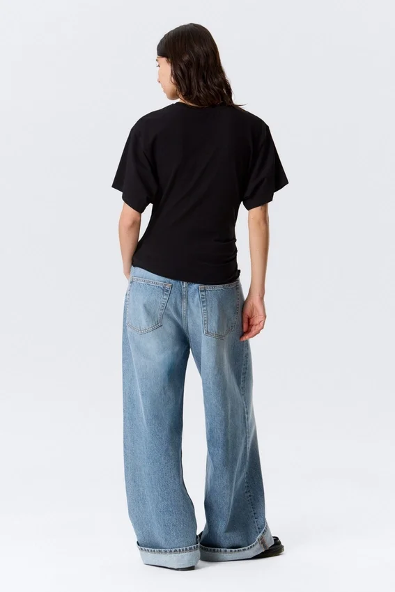 Camiseta entallada con drapeado – Negro Camiseta entallada con drapeado – Negro