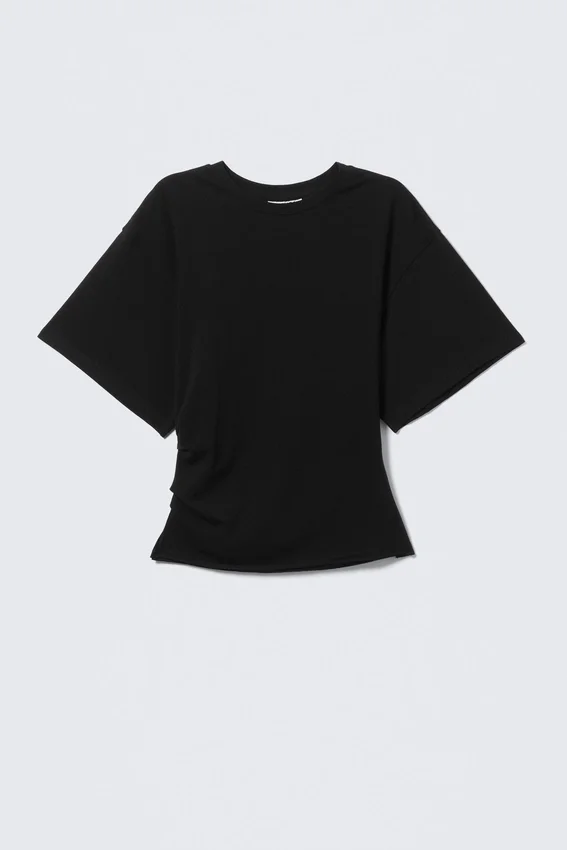 Camiseta entallada con drapeado – Negro Camiseta entallada con drapeado – Negro