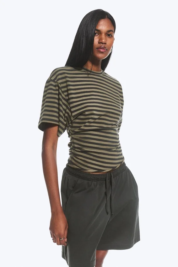 Camiseta entallada con drapeado – Rayas gris oscuro Camiseta entallada con drapeado – Rayas gris oscuro