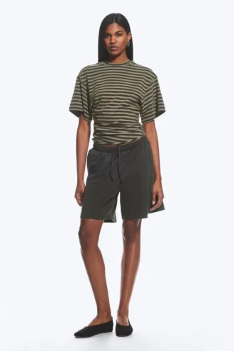 Camiseta entallada con drapeado – Rayas gris oscuro