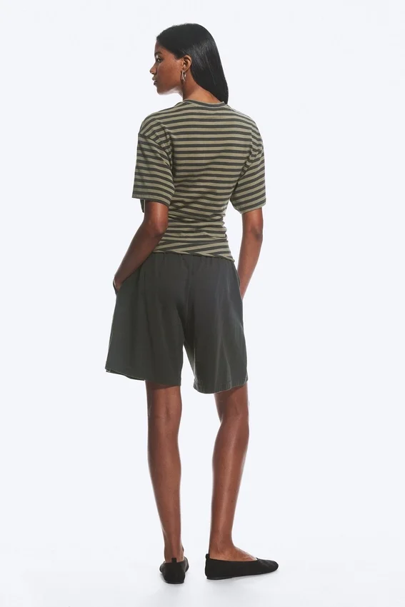 Camiseta entallada con drapeado – Rayas gris oscuro Camiseta entallada con drapeado – Rayas gris oscuro