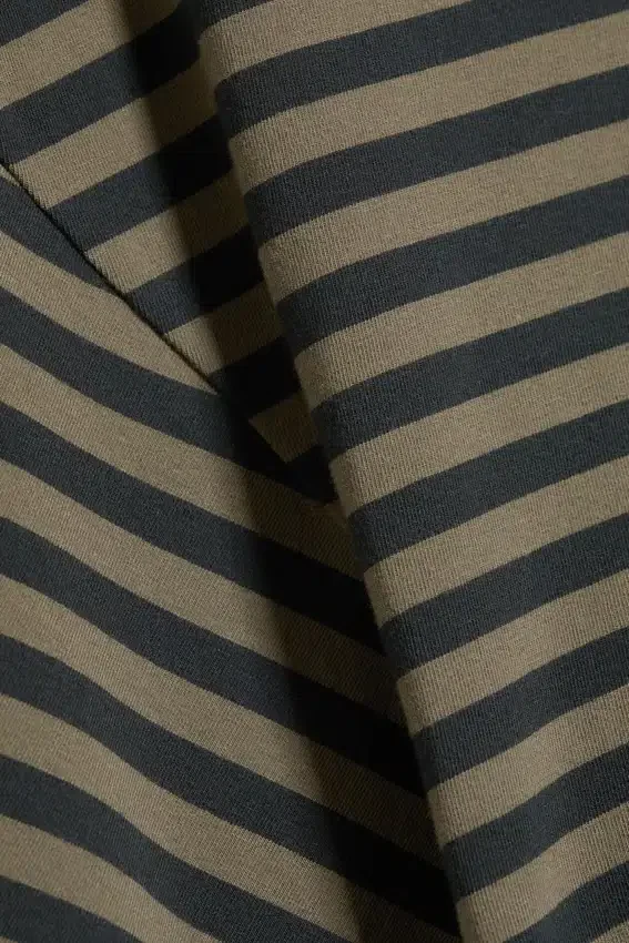 Camiseta entallada con drapeado – Rayas gris oscuro Camiseta entallada con drapeado – Rayas gris oscuro