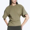 Camiseta entallada con drapeado – Verde caqui apagado Camiseta entallada con drapeado – Verde caqui apagado