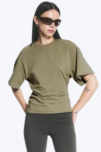 Camiseta entallada con drapeado – Verde caqui apagado