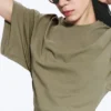 Camiseta entallada con drapeado – Verde caqui apagado Camiseta entallada con drapeado – Verde caqui apagado
