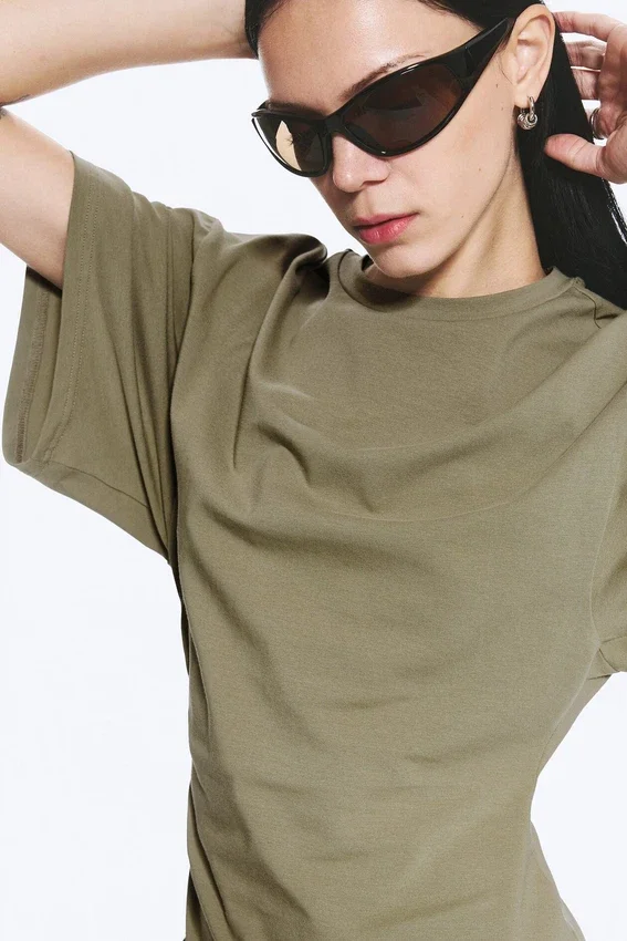 Camiseta entallada con drapeado – Verde caqui apagado Camiseta entallada con drapeado – Verde caqui apagado