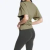 Camiseta entallada con drapeado – Verde caqui apagado Camiseta entallada con drapeado – Verde caqui apagado