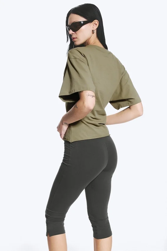 Camiseta entallada con drapeado – Verde caqui apagado Camiseta entallada con drapeado – Verde caqui apagado