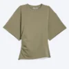 Camiseta entallada con drapeado – Verde caqui apagado Camiseta entallada con drapeado – Verde caqui apagado