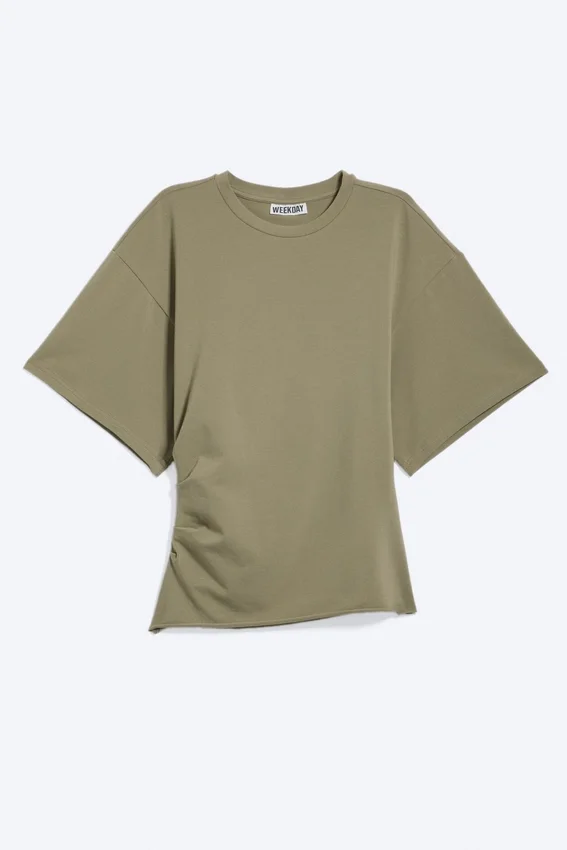 Camiseta entallada con drapeado – Verde caqui apagado Camiseta entallada con drapeado – Verde caqui apagado