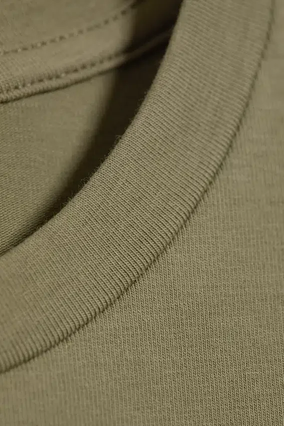 Camiseta entallada con drapeado – Verde caqui apagado Camiseta entallada con drapeado – Verde caqui apagado