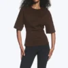 Camiseta entallada con pinzas – Marrón oscuro Camiseta entallada con pinzas – Marrón oscuro