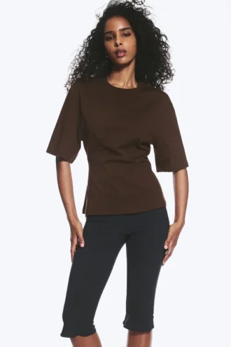 Camiseta entallada con pinzas – Marrón oscuro
