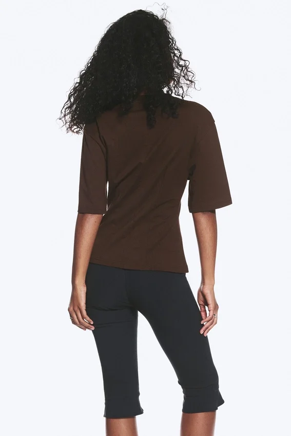 Camiseta entallada con pinzas – Marrón oscuro Camiseta entallada con pinzas – Marrón oscuro