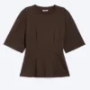 Camiseta entallada con pinzas – Marrón oscuro Camiseta entallada con pinzas – Marrón oscuro