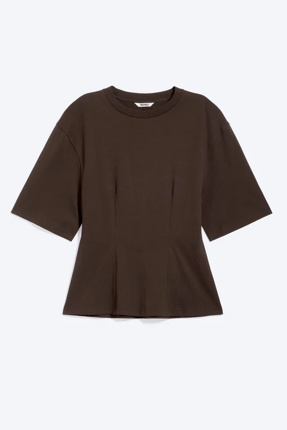Camiseta entallada con pinzas – Marrón oscuro Camiseta entallada con pinzas – Marrón oscuro