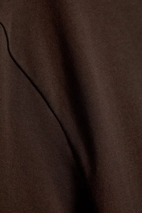 Camiseta entallada con pinzas – Marrón oscuro Camiseta entallada con pinzas – Marrón oscuro