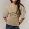 Camiseta entallada con pinzas – Verde caqui claro Camiseta entallada con pinzas – Verde caqui claro