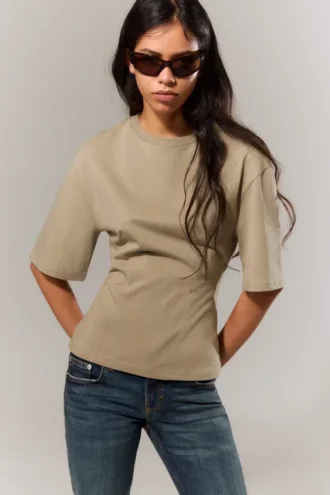 Camiseta entallada con pinzas – Verde caqui claro