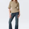 Camiseta entallada con pinzas – Verde caqui claro Camiseta entallada con pinzas – Verde caqui claro