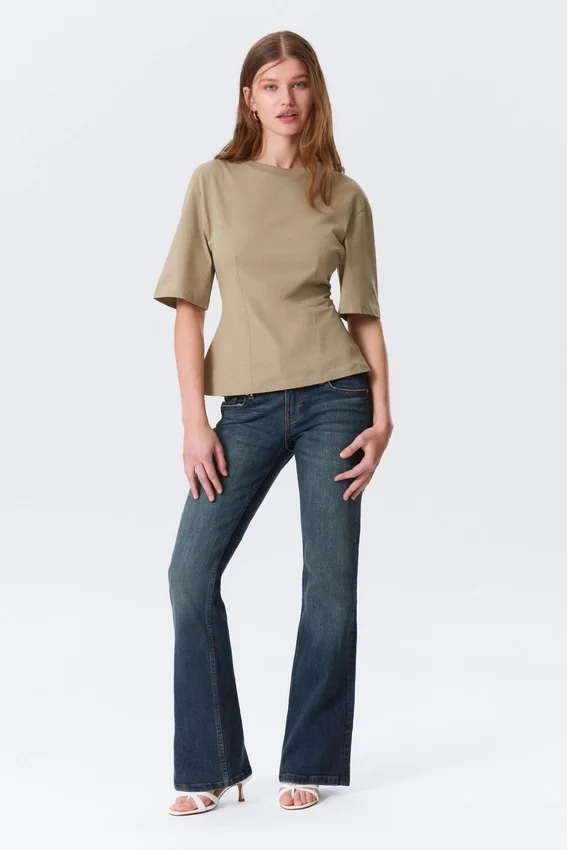 Camiseta entallada con pinzas – Verde caqui claro Camiseta entallada con pinzas – Verde caqui claro