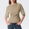 Camiseta entallada con pinzas – Verde caqui claro Camiseta entallada con pinzas – Verde caqui claro