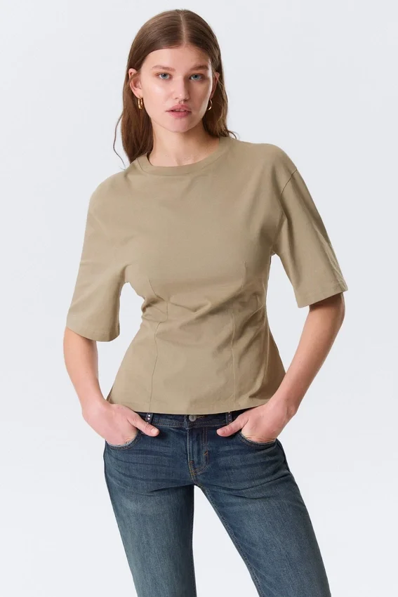 Camiseta entallada con pinzas – Verde caqui claro Camiseta entallada con pinzas – Verde caqui claro