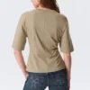 Camiseta entallada con pinzas – Verde caqui claro Camiseta entallada con pinzas – Verde caqui claro
