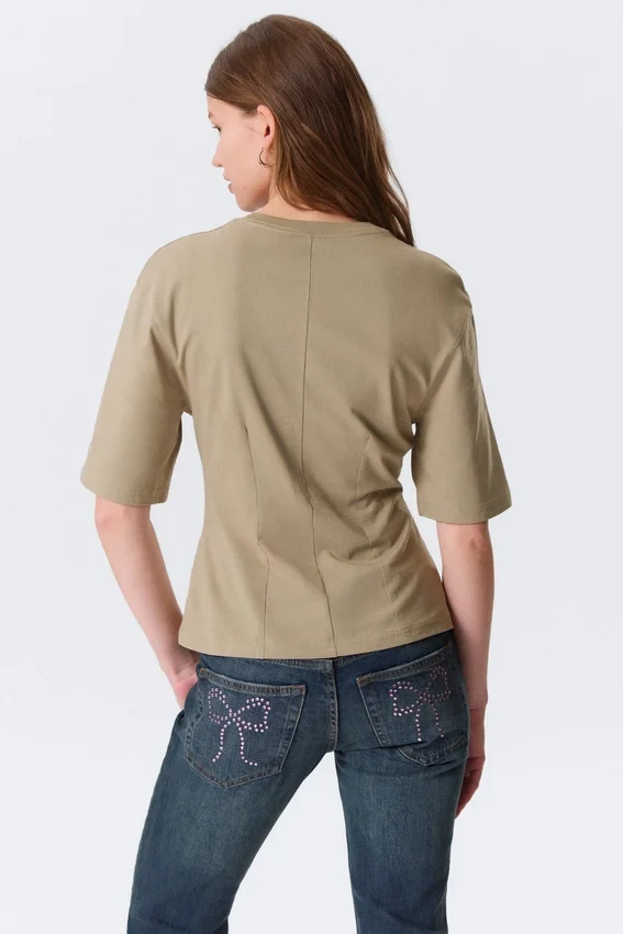 Camiseta entallada con pinzas – Verde caqui claro Camiseta entallada con pinzas – Verde caqui claro