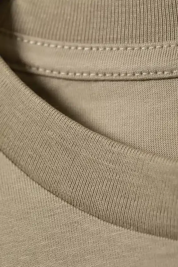 Camiseta entallada con pinzas – Verde caqui claro Camiseta entallada con pinzas – Verde caqui claro