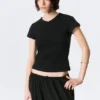 Camiseta entallada de manga corta con cuello en V – Negro