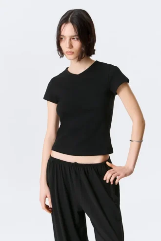 Camiseta entallada de manga corta con cuello en V – Negro