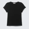 Camiseta entallada de manga corta con cuello en V – Negro