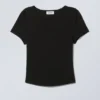 Camiseta entallada de modal con bajo curvo – Negro Camiseta entallada de modal con bajo curvo – Negro