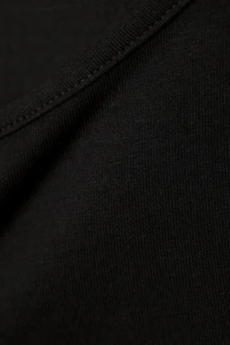 Camiseta entallada de modal con bajo curvo – Negro