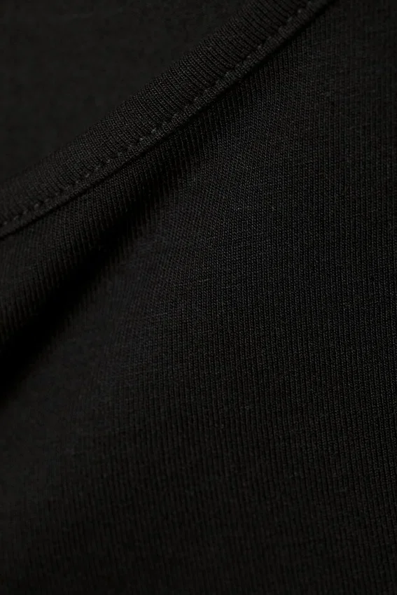 Camiseta entallada de modal con bajo curvo – Negro Camiseta entallada de modal con bajo curvo – Negro