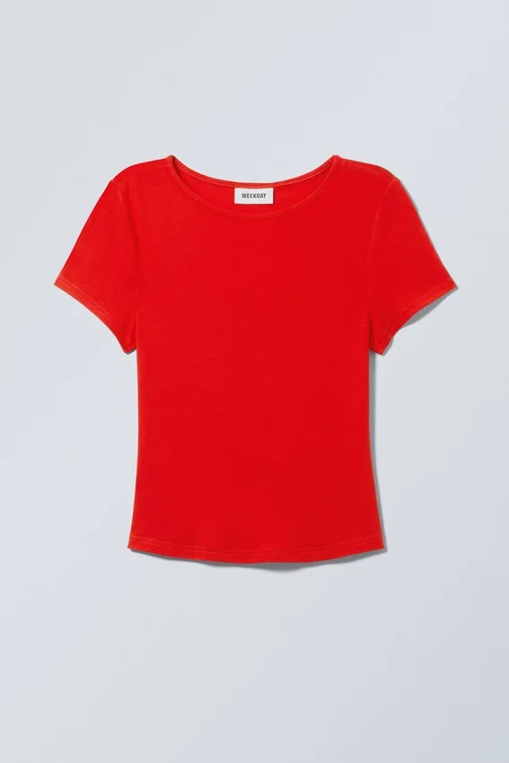 Camiseta entallada de modal con bajo redondeado – Rojo Camiseta entallada de modal con bajo redondeado – Rojo