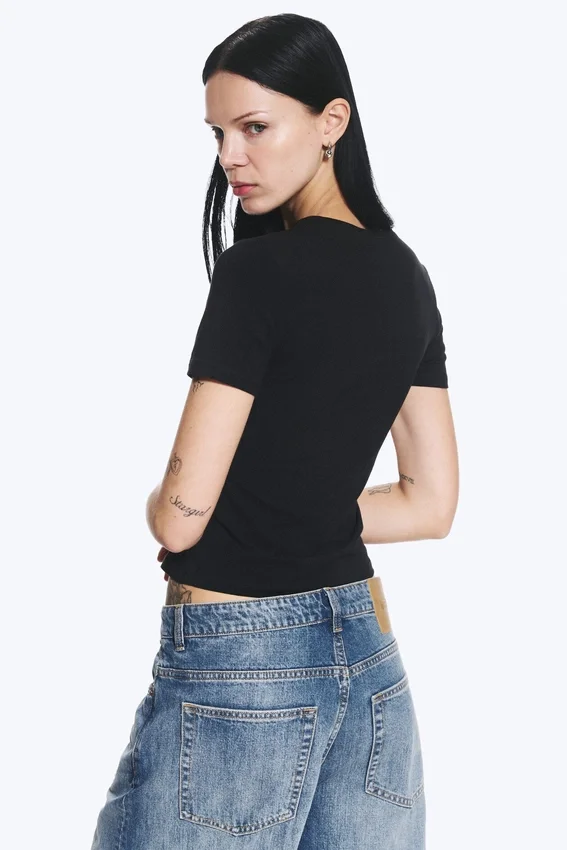 Camiseta entallada – Negro Camiseta entallada – Negro