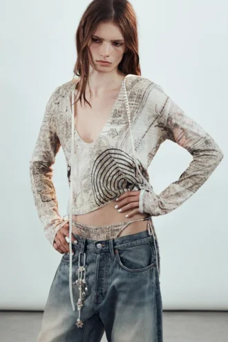 Camiseta estampada con capucha y tachuelas – Dusty Mole
